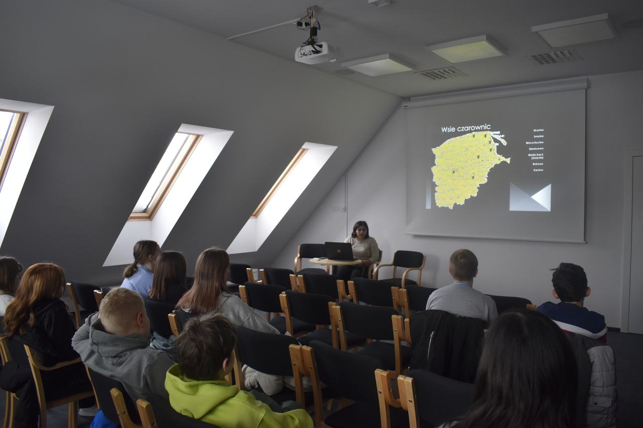 Zdjęcie do newsa O kaszubskich wierzeniach. Wizyta uczniów w Książnicy